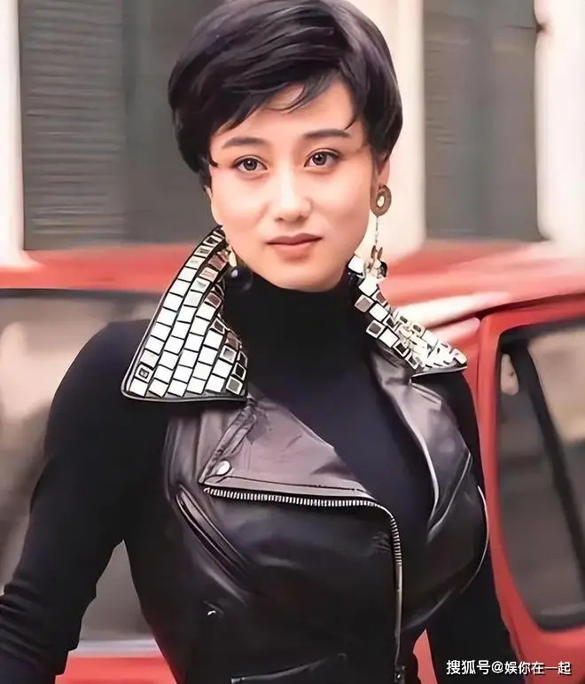 黄秋燕的女儿真的是足球冠军吗_黄秋燕女儿踢足球_世界足球冠军黄秋燕女儿