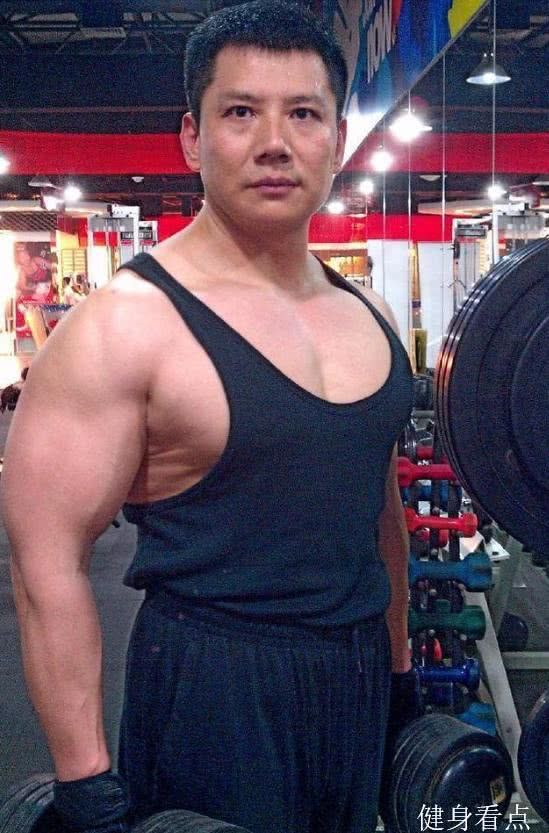 光头圈健身明星是谁_健身圈光头明星_光头健身男