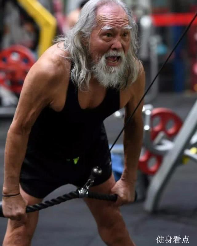 光头圈健身明星是谁_光头健身男_健身圈光头明星