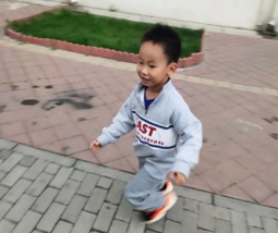 足球守门员出禁区怎么判_足球守门员出门规则视频_足球守门员出击动作