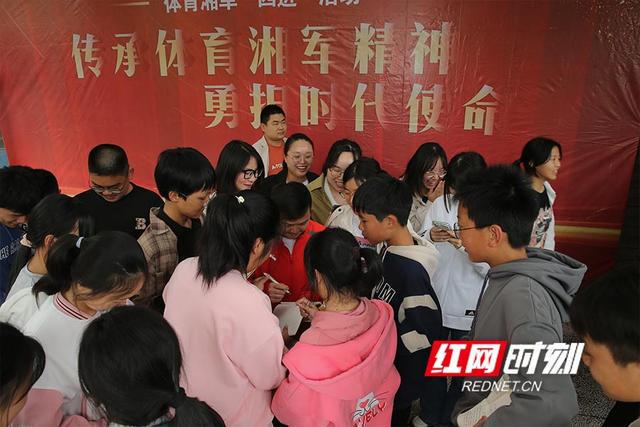 举重龙清泉退役_举重冠军龙清泉的故事_举重冠军龙清泉多高