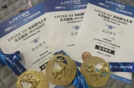 蹲腿的健身器材叫什么名字_健身蹲腿的好处_明星健身蹲腿